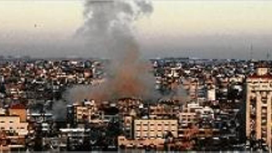 Una columna de fum al centre de Gaza després d&#039;un bombardeig