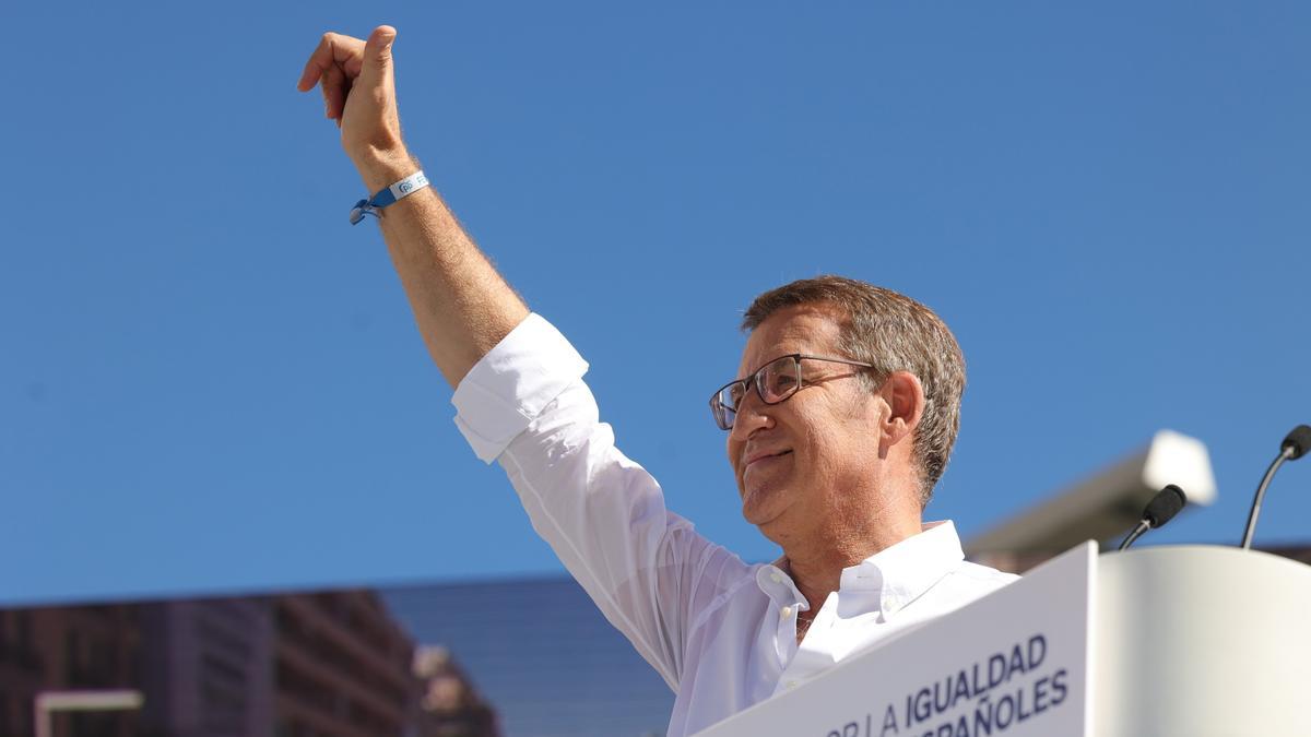 El líder del PP y candidato a la Presidencia del Gobierno, Alberto Núñez Feijóo, saluda durante la manifestación organizada por el PP, en la plaza de Felipe II, a 24 de septiembre de 2023, en Madrid (España).