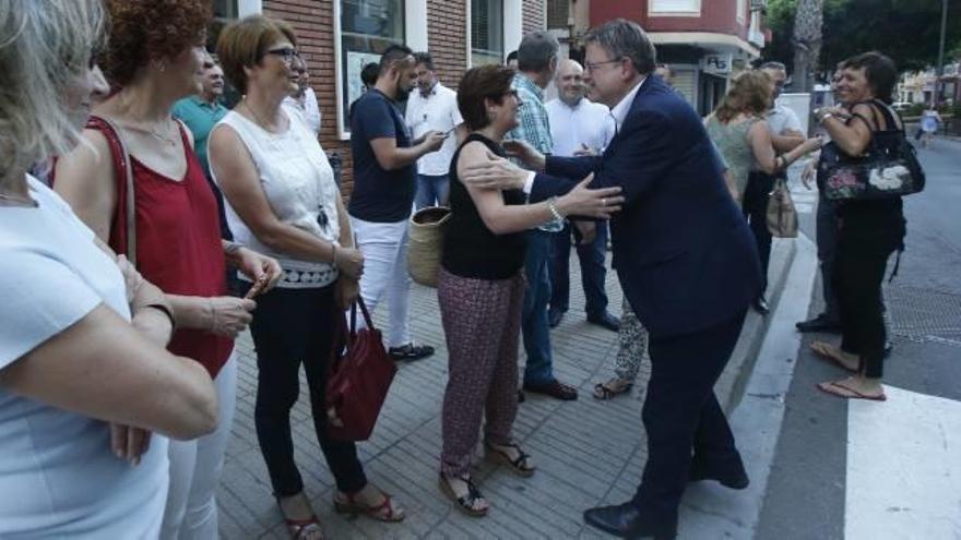 Puig es arropado en su llegada a la sede de UGT en Alzira.