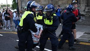 La policía arresta a manifestantes en Bristol el 3 de agosto de 2024