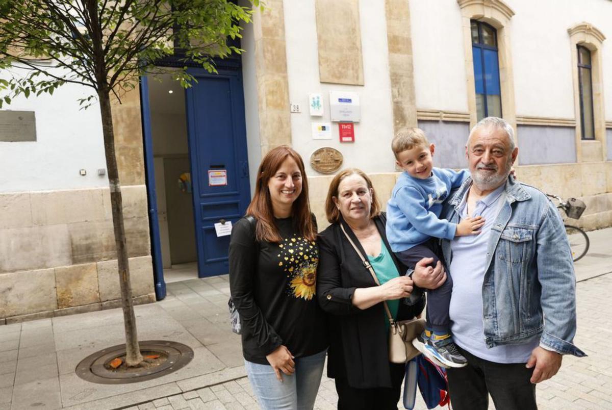 Por la izquierda, Verónica Briones, Mari Carmen Arredondas, Nel González y Pedro Briones, junto al colegio Jovellanos de Gijón. | ÁNGEL GONZÁLEZ