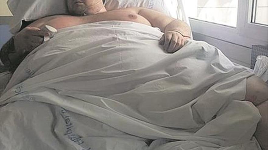 La familia del joven que pesa 385 kilos denuncia al hospital