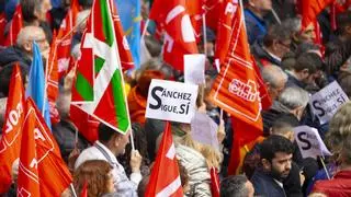 Miles de personas hacen un último llamamiento a Sánchez en Madrid para que resista y no dimita