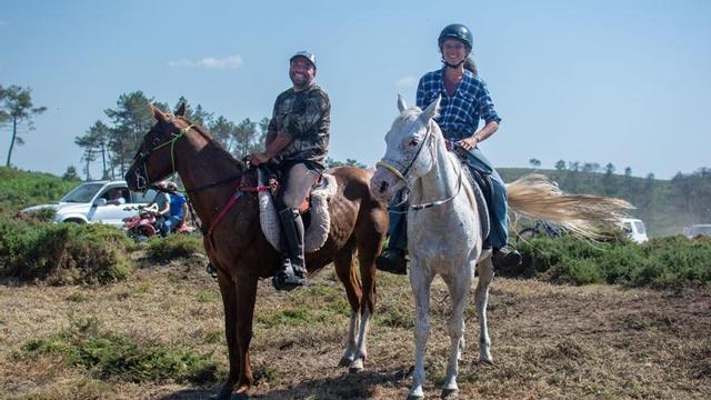 Joan Gonell y Marie Sonnois, con sus caballos, durante la Rapa das Bestas.