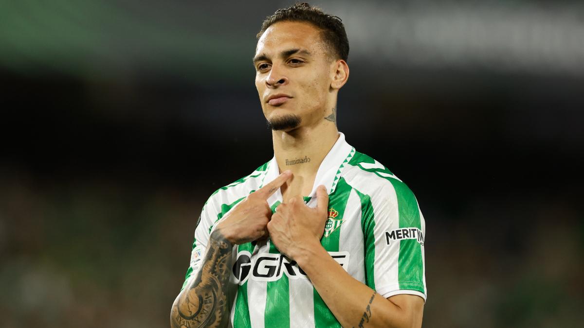 Antony, en acción con la camiseta del Betis.