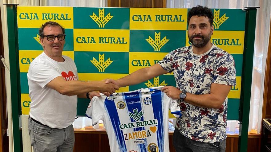 Prieto y Manteca escenifican el acuerdo entre Caja Rural y Atlético Benavente.