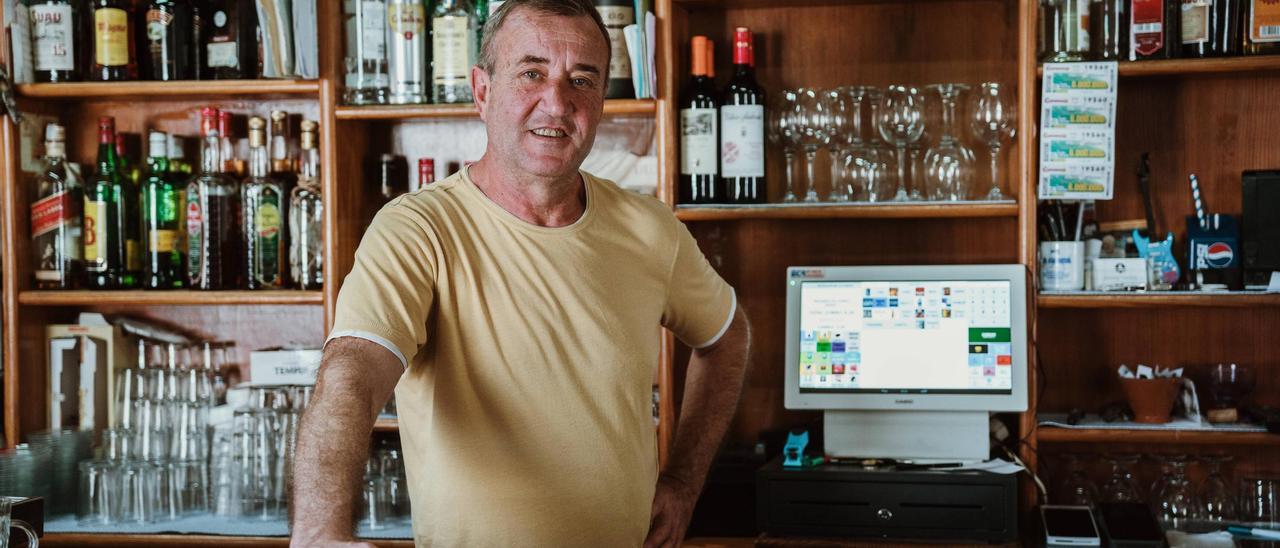 Pepe Puertas, el alma de las meriendas en el bar Ca s&#039;Andritxol: &quot;Yo esto no lo cambio por nada, Son Vida no le llega a la suela de los zapatos&quot;