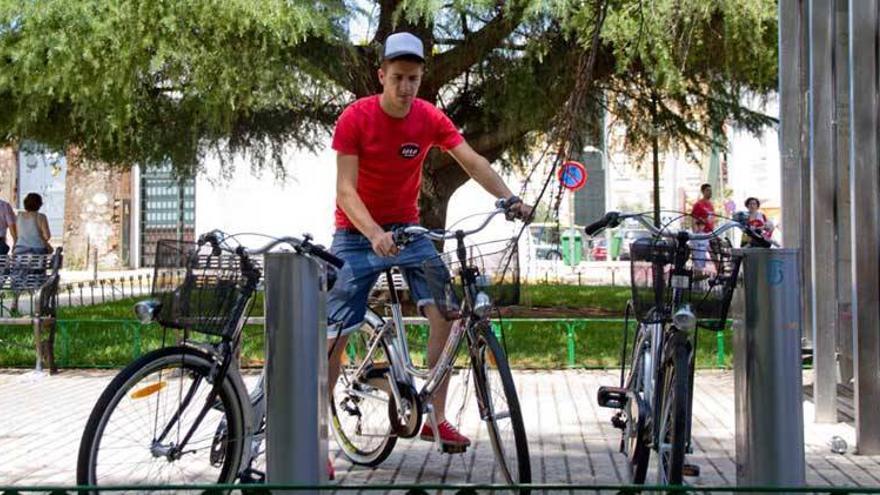 Badajoz rechaza la obligación de que los ciclistas usen casco en la ciudad