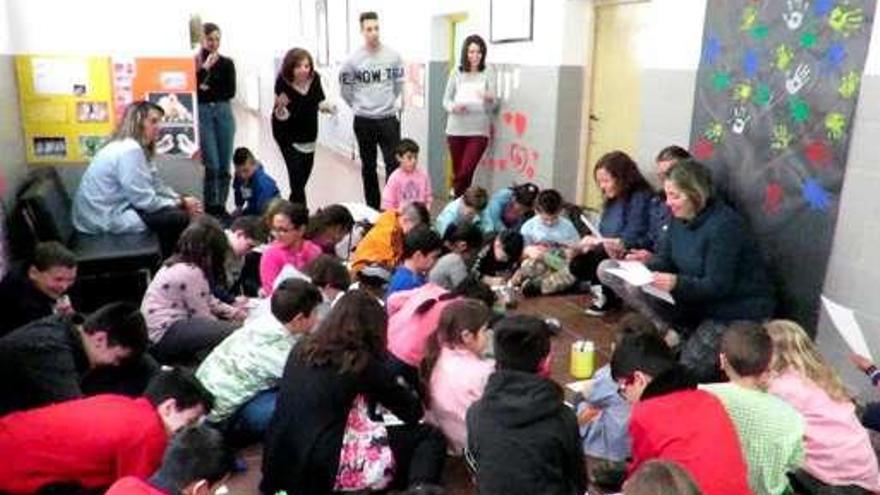 Un momento del taller con padres e hijos.