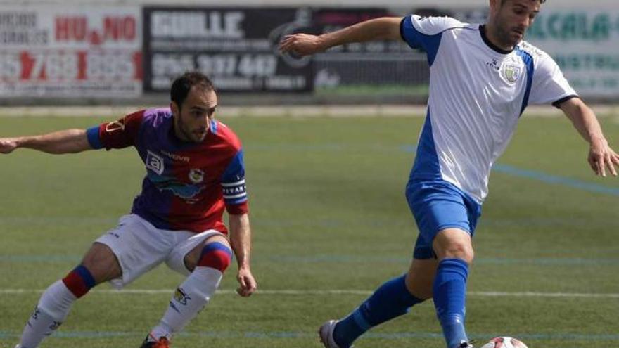 Pablo Acebal, a la izquierda, persigue a un jugador del Alcalá de Guadaíra.