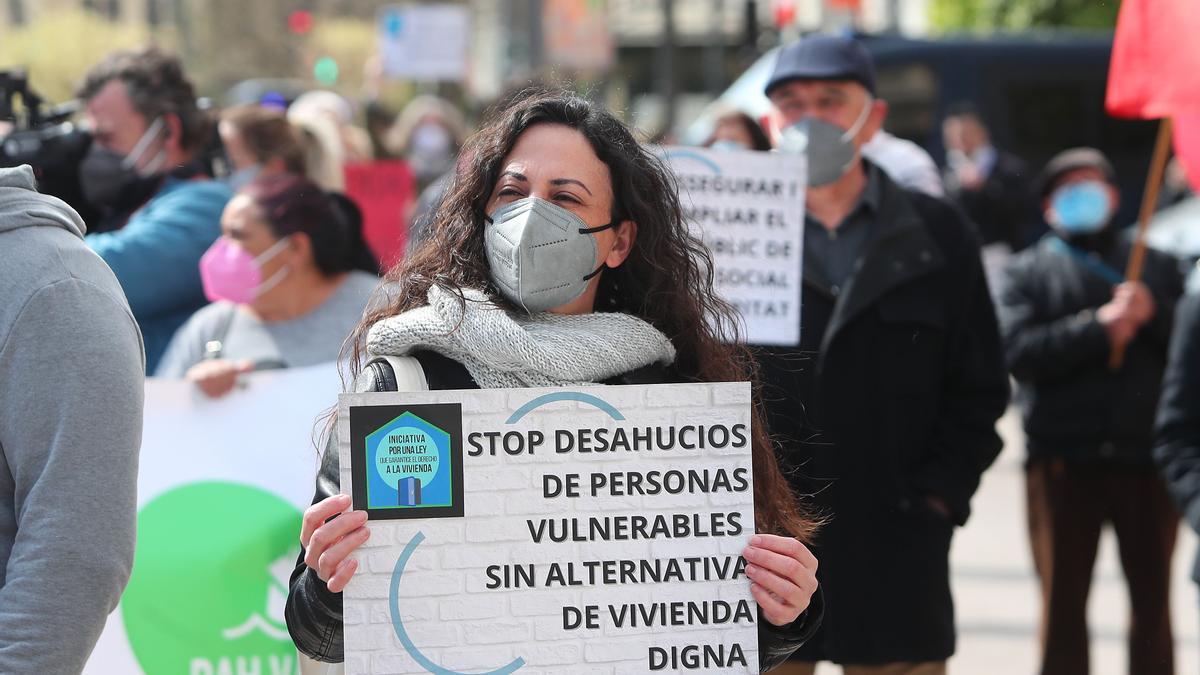 Manifestacion en defensa del derecho a la vivienda por la PAH en València