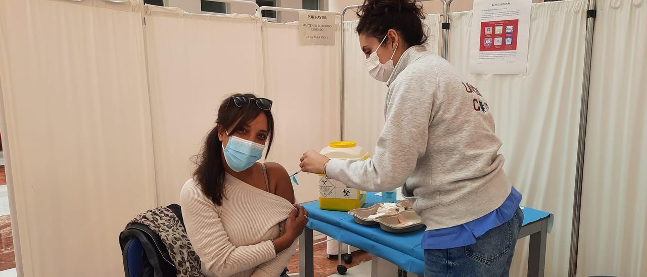 Una mujer recibe la cuarta dosis de la vacuna en el Hospital General de Alicante