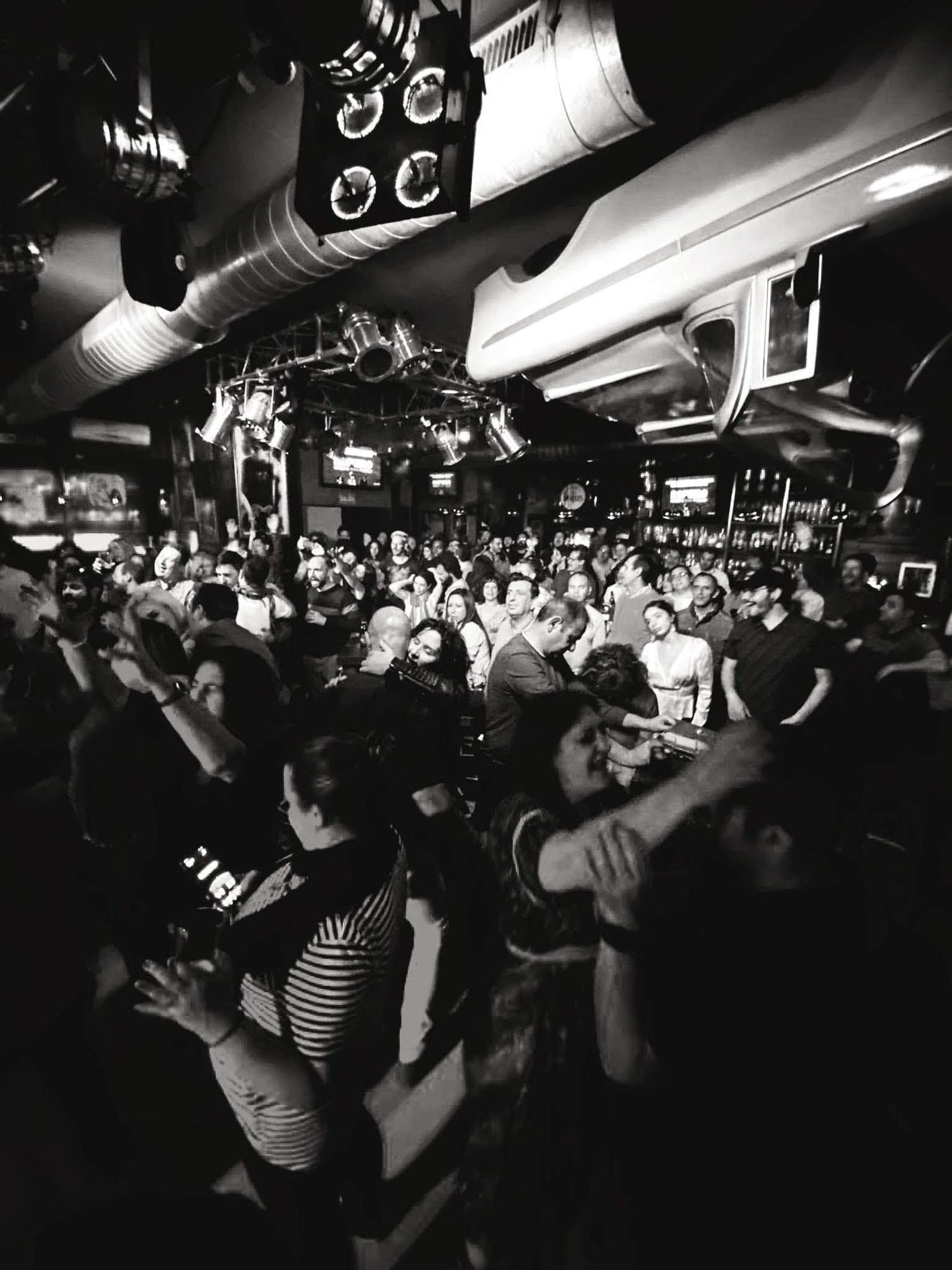 Sala Long Rock de Córdoba, en plena animación.