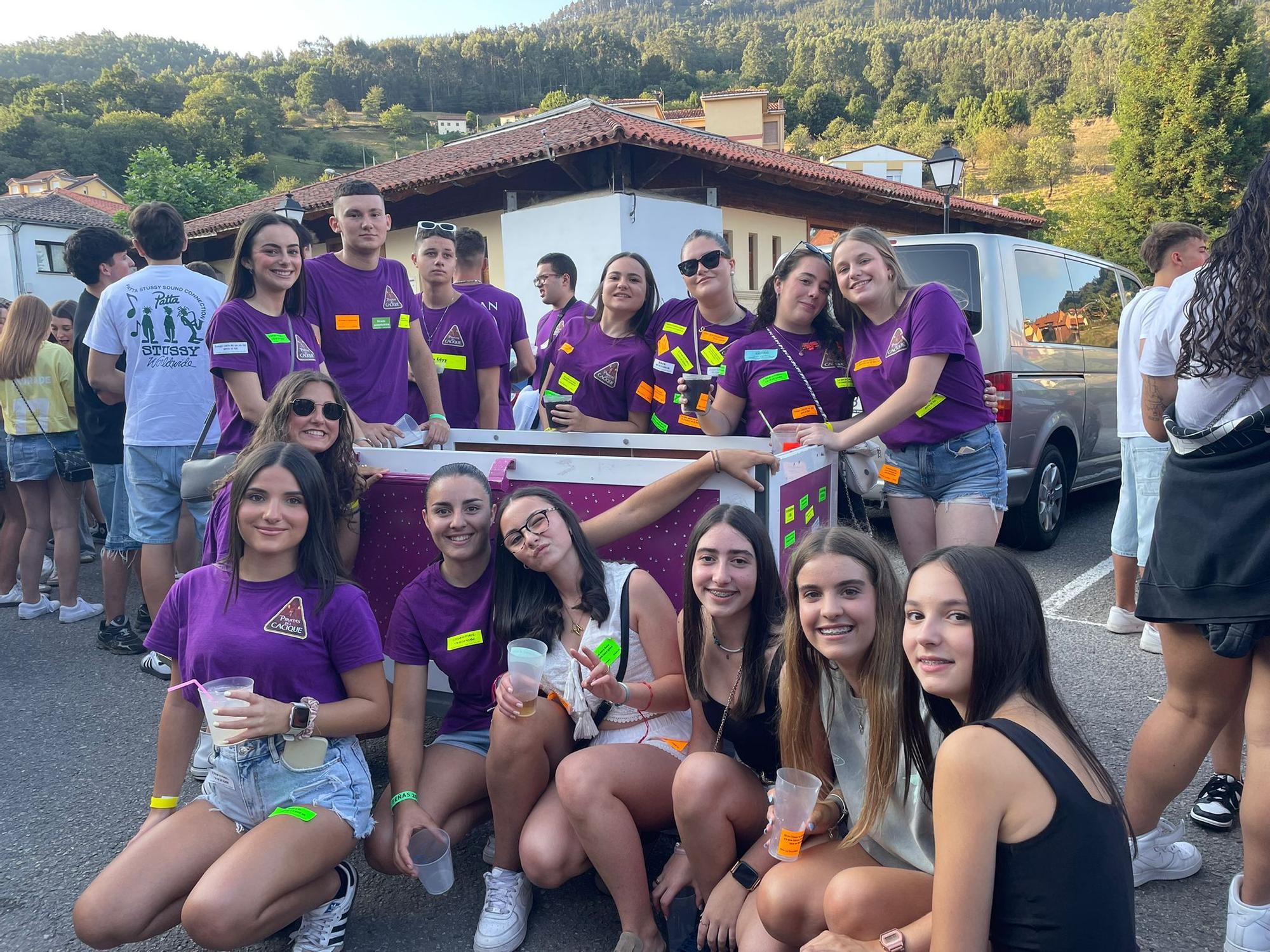 En imágenes: Las peñas toman Salas en la primera jornada de las Fiestas del Bollo