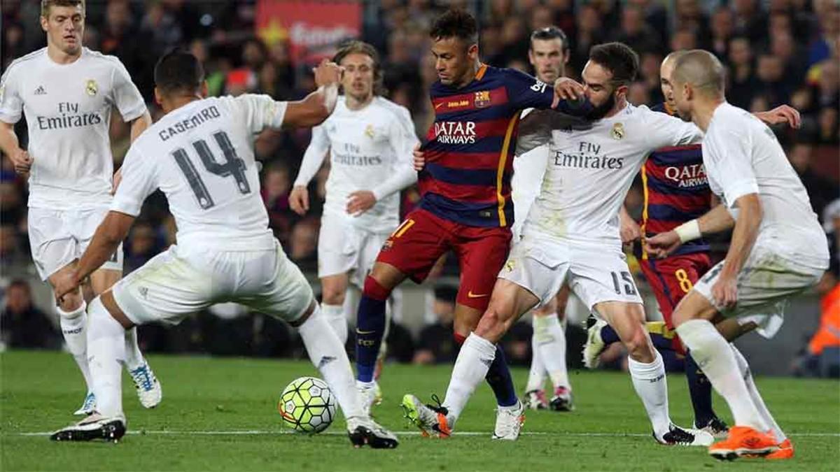 Neymar, delantero del Barça, rodeado de jugadores del Madrid