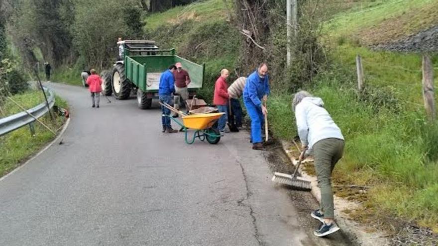 Sextaferia en Varé (Siero) para limpiar las cunetas de la carretera