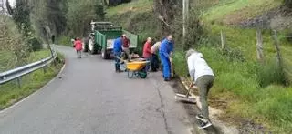 Sextaferia en Varé (Siero) para limpiar las cunetas de la carretera