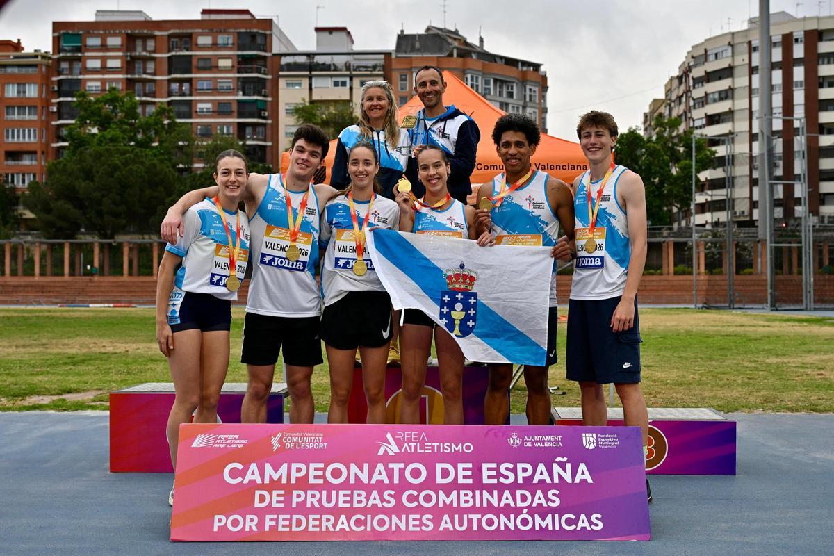 Xoel Otero, segundo por la izquierda, y Verónica Cores, en lo alto del podio, con Galicia.