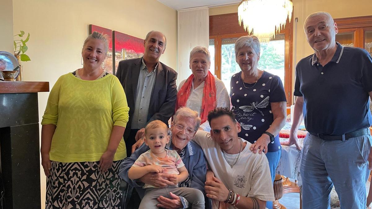 La centenària Antònia Prat, rodejada de la seva família i les autoritats