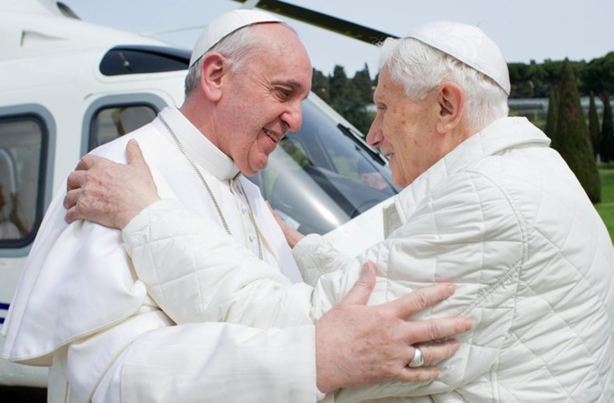 El papa Francesc i el seu predecessor, el papa emèrit Benet XVI, se saluden a Castel Gandolfo, en una trobada històrica, aquest dissabte.