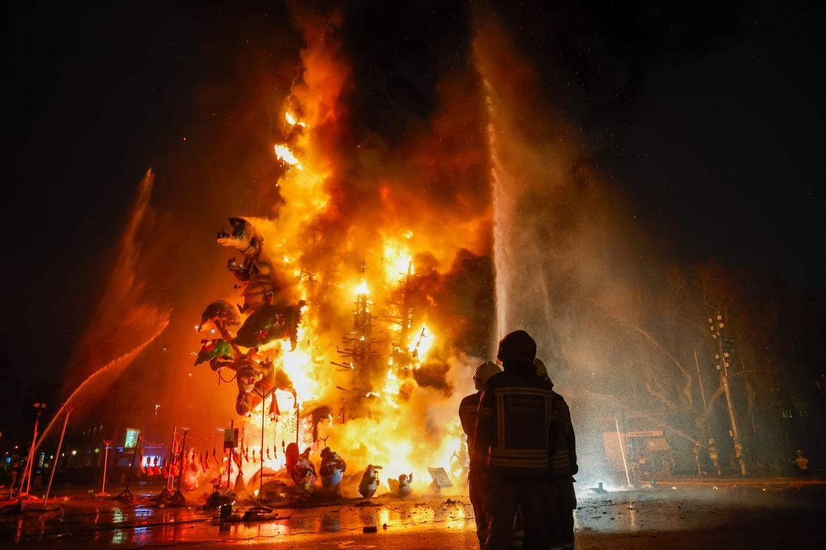 La Cremà de la falla municipal de València, en imágenes