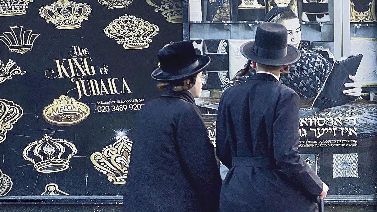 Dos hombres judíos paseando por Stamford Hill, en Londres.