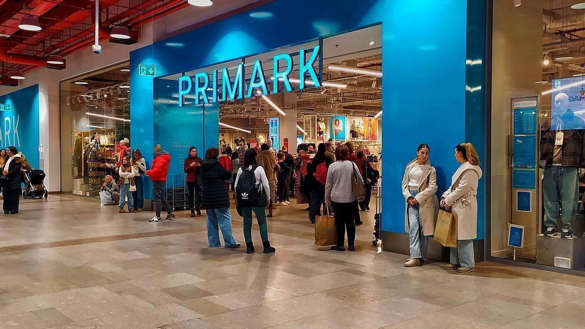 Mañana se esperan colas kilométricas en Primark para hacerse con la toalla de baño extragrande más barata del mercado: disponible en dos colores por 7 euros