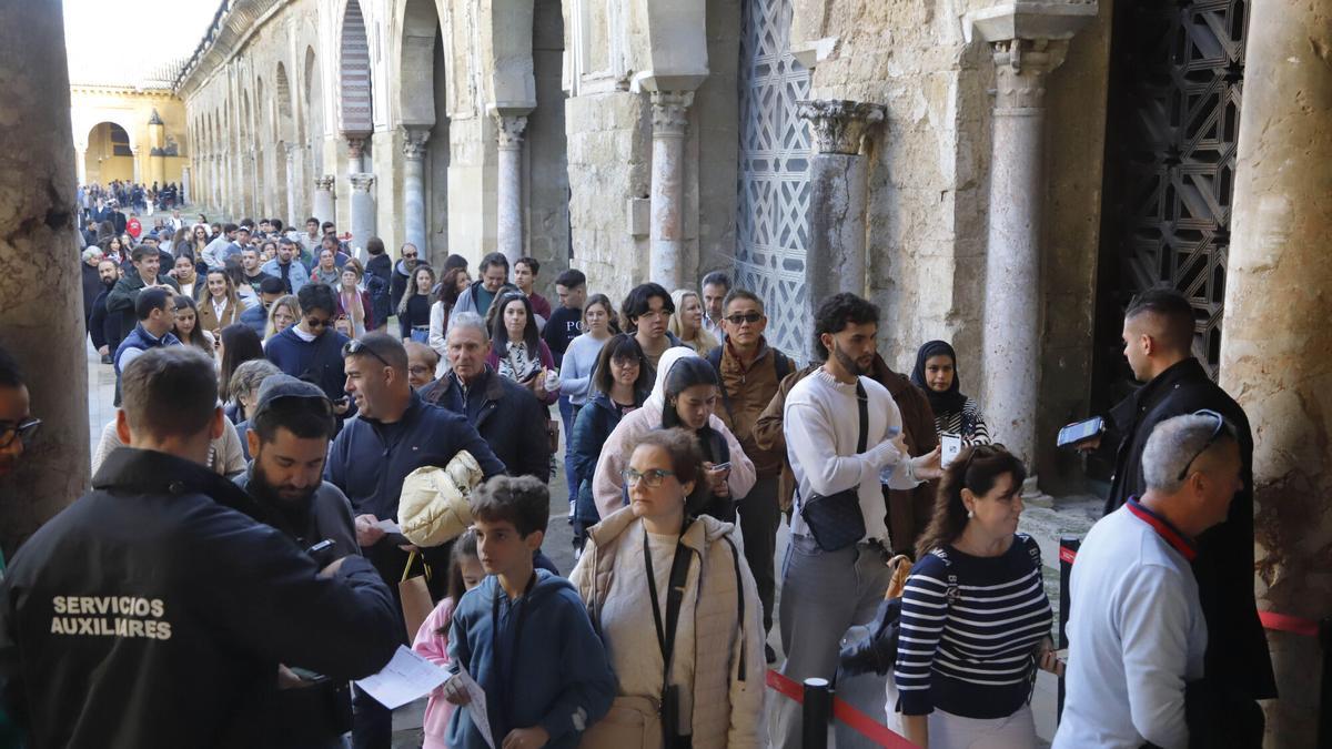 Turistas hacen cola para entrar a la Mezquita-Catedral.