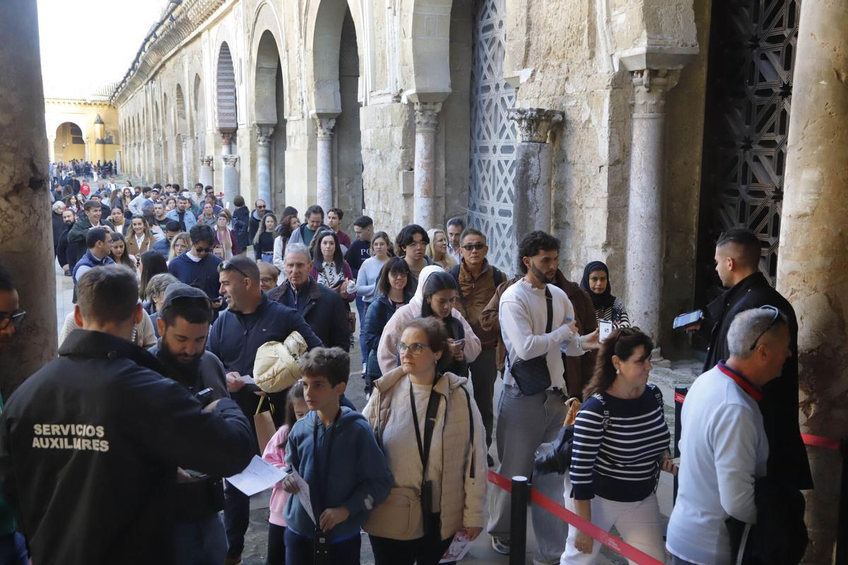 Turistas hacen cola para entrar a la Mezquita-Catedral.
