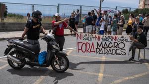 Concentración en contra de la creación de una macro parada de taxis en el Carmel, justo al lado de la entrada del Park Güell.