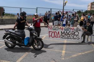 Concentración en contra de la creación de una macro parada de taxis en el Carmel, justo al lado de la entrada del Park Güell.