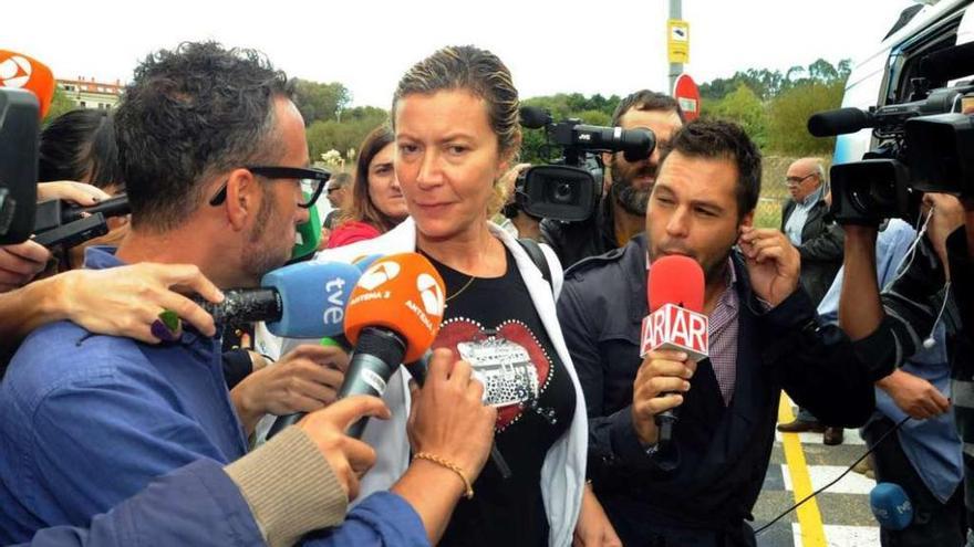 Diana López Pinel, ayer, rodeada de periodistas a las puertas de los juzgados de A Pobra. // I. Abella