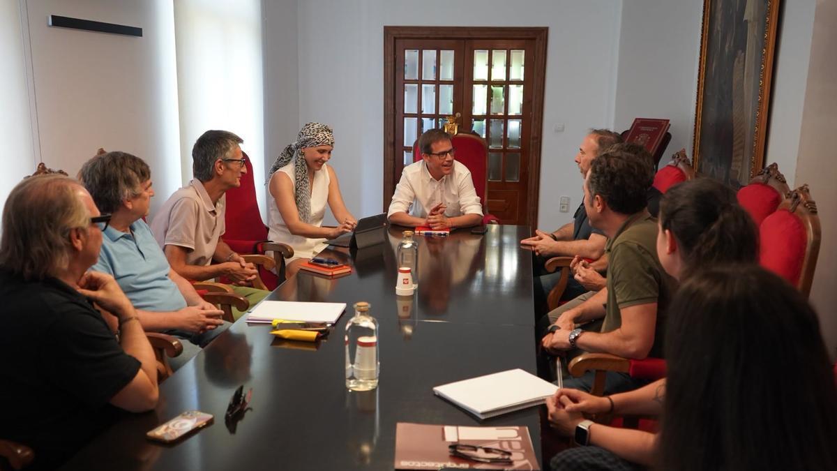 La reunión mantenida por el equipo redactor del Plan Director con representantes municipales en el Ayuntamiento de Xàtiva.