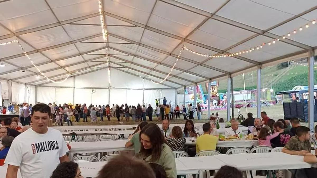 Asistentes a la II Gran Cachopada de las fiestas de Arlós.