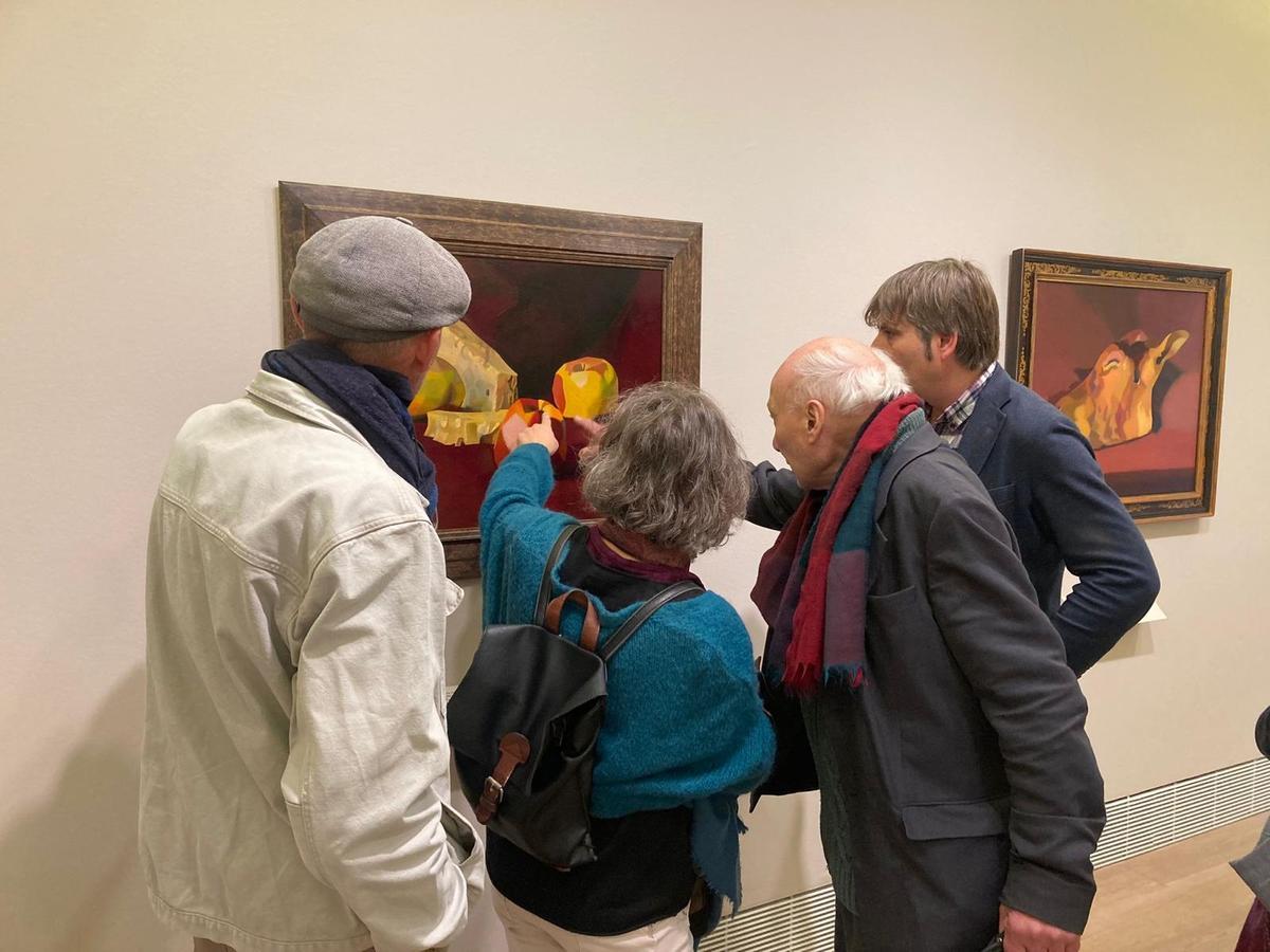 La familia de Luis Fernández observa uno de sus cuadros expuestos en el Museo de Bellas Artes de Asturias