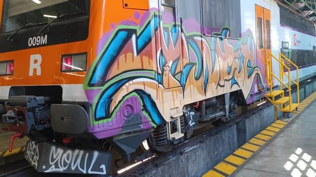 Un tren de Rodalies, grafitejat.