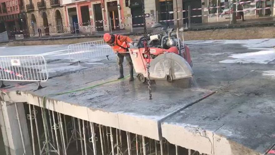 Retiro de la losas más voluminosas en las obras de la plaza Salamero