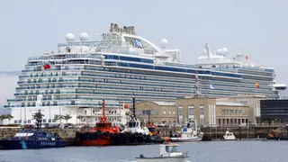 La niebla chafa la panorámica de la ría de Vigo a los pasajeros del  «Sky Princess»