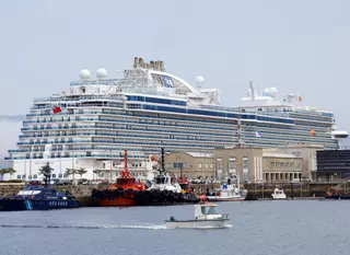 La niebla costera y el crucero Sky Princess, los protagonistas hoy en la ría de Vigo