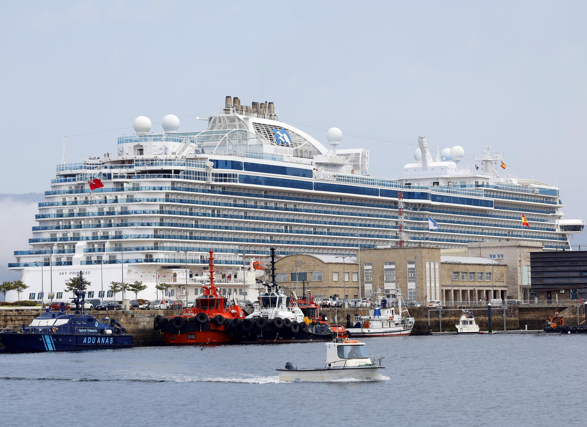 La niebla costera y el crucero Sky Princess, los protagonistas hoy en la Ría de Vigo