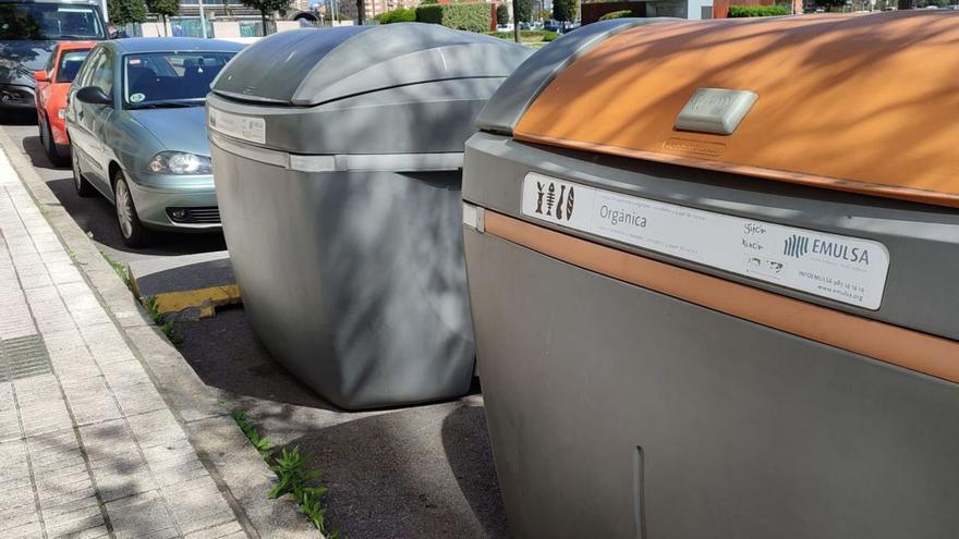 Dos contenedores de basura de Emulsa instalados en la calle José Manuel Palacio.