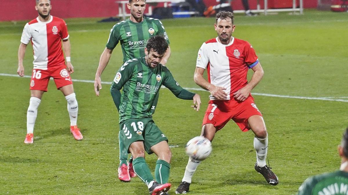 Stuani pressiona Iago Indias, fill 
de l&#039;exjugador del Figueres
Alejo.  m.martí