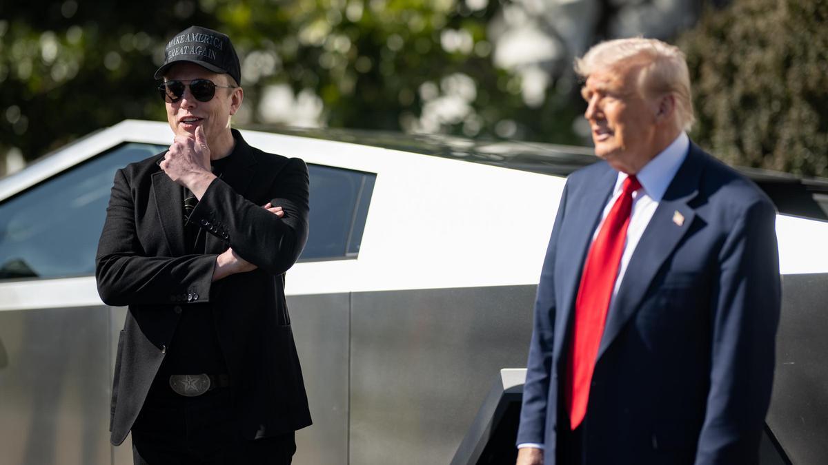 Elon Musk y Donald Trump, junto a un Cybertruck de Tesla.