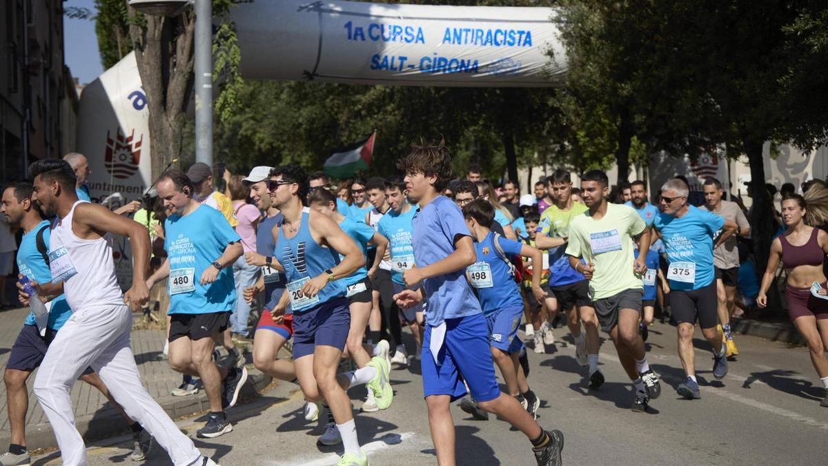 Un moment de la sortida de la primera cursa Antiracista de Salt i Girona celebrada el cap de setmana passat.