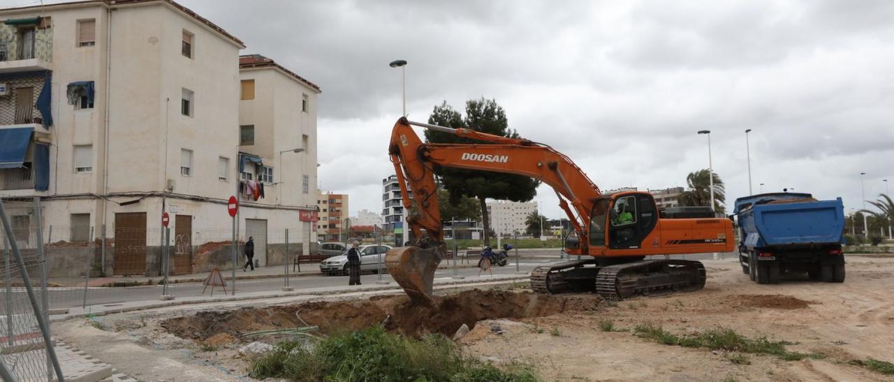 La máquina trabajando en el solar del cuarto edificio de San Antón