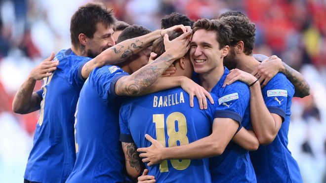 Los jugadores italianos celebran el gol de Barella.