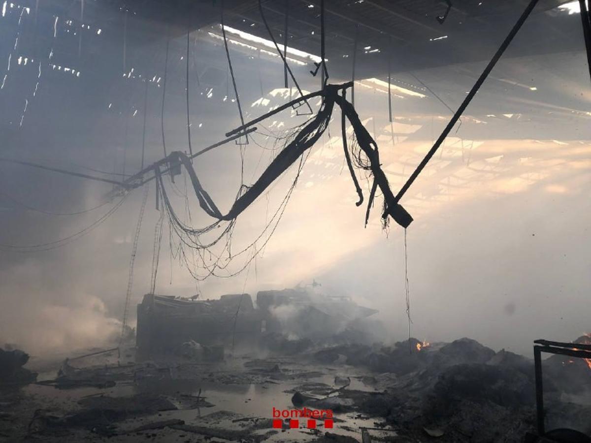 Un incendi arrasa una nau industrial de 1.000 metres quadrats a Granollers Un incendi arrasa una nau industrial de 1.000 metres quadrats a Granollers