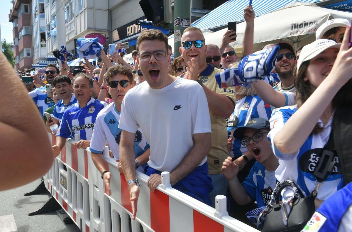 Marcha de la marea blanquiazul y llegada a Riazor