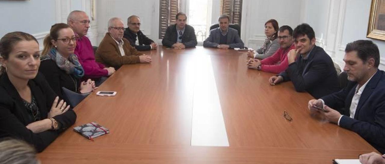 Parte de los asistentes a la reunión extraordinaria de la Mancomunidad de l&#039;Alacantí, que se celebró ayer tras el anuncio del alcalde.