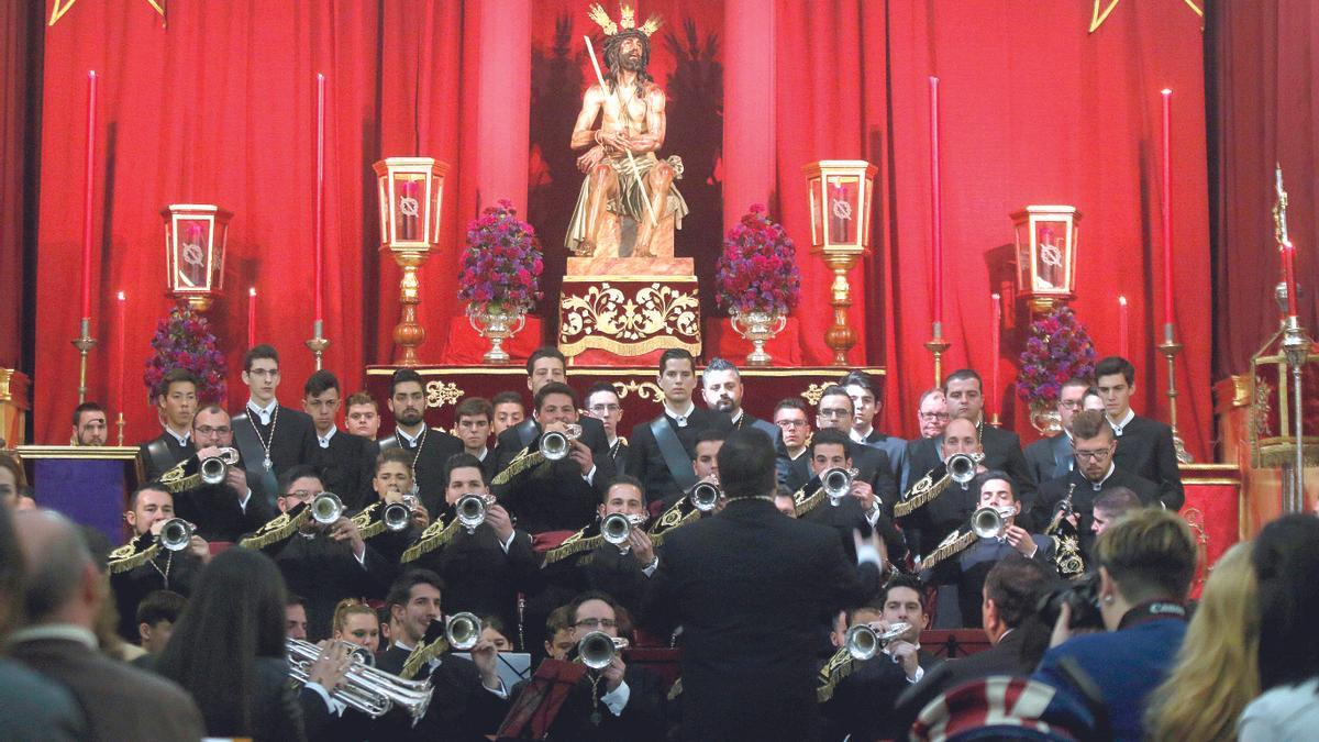 Coronación de Espinas: Esta banda se fundó en el verano de 1996, participando en su primera estación de penitencia en la madrugada del Viernes Sano de 1997.